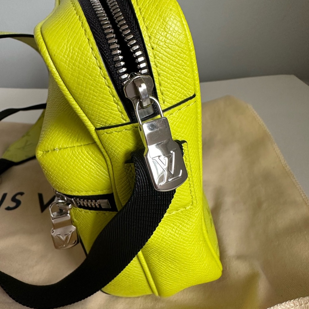 Louis Vuitton Vibrant Yellow Messenger Bag - Picture 4 of 11